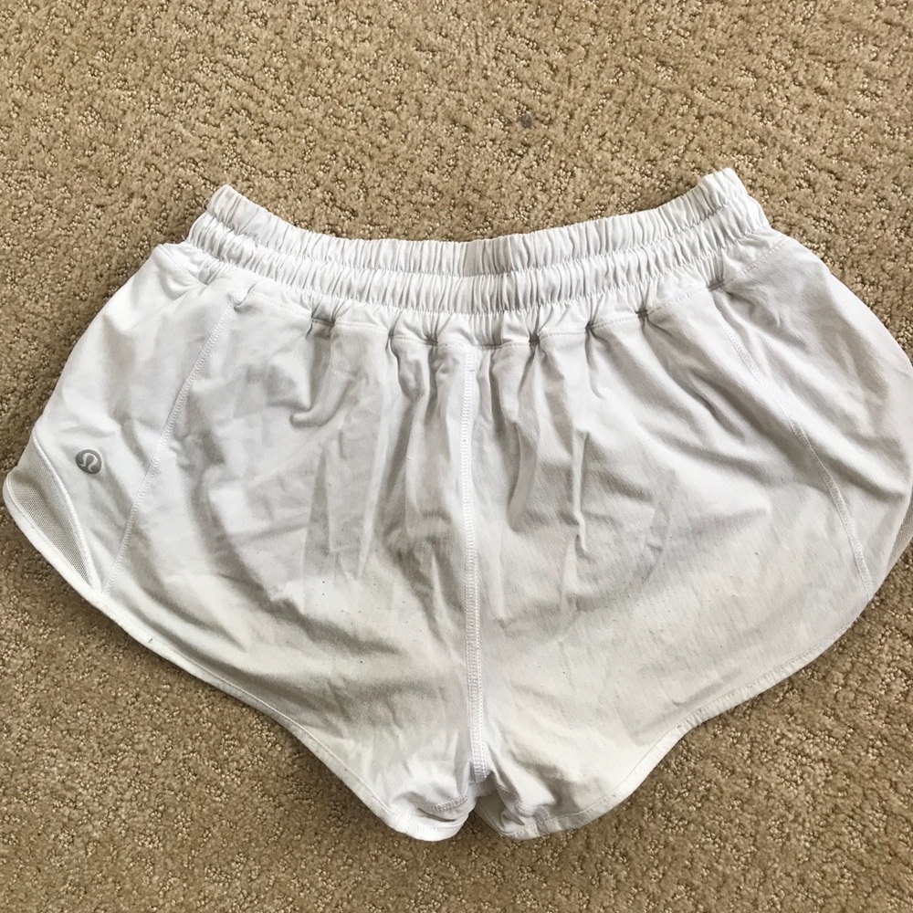 lululemon hotty hot shorts 2.5”
